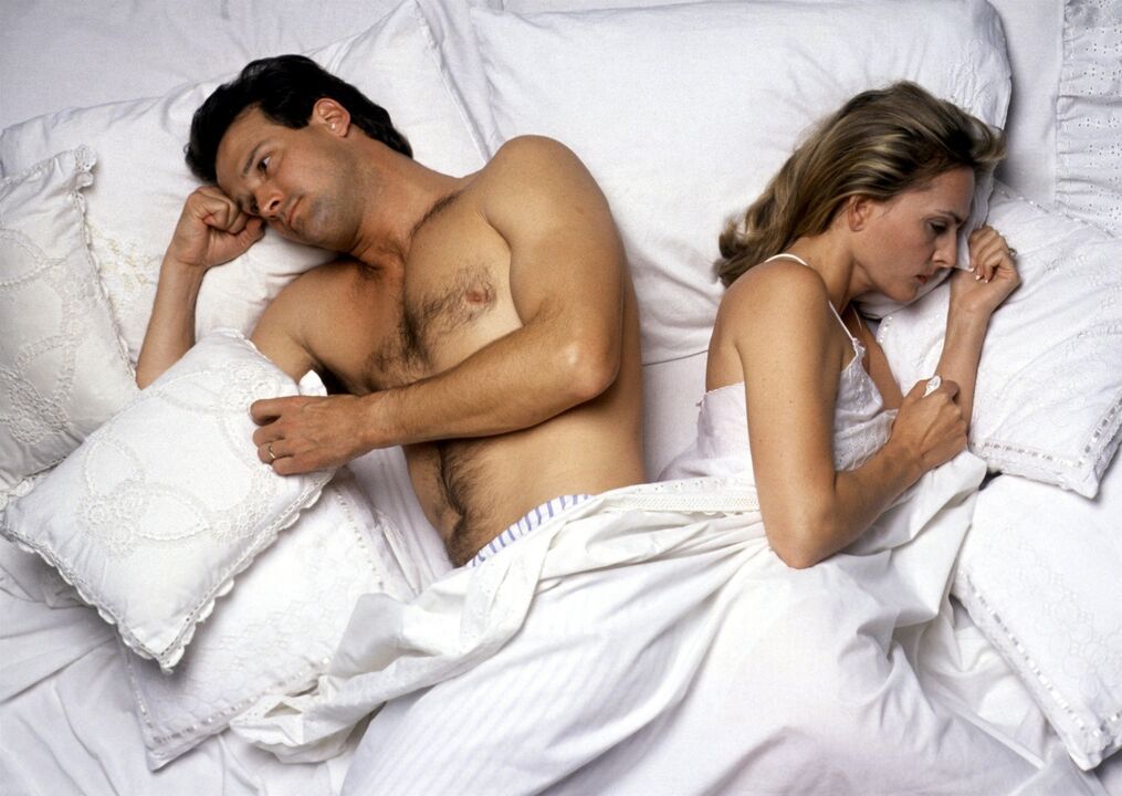 žena v posteli s mužom so slabou potenciou ako zvýšiť